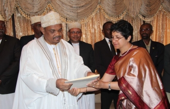 Ambassador of India, Ms Manju Seth presenting credentials to the President of the Union of Comoros, His Excellency Dr IKILILOU Dhoinine, on 27th August 2013