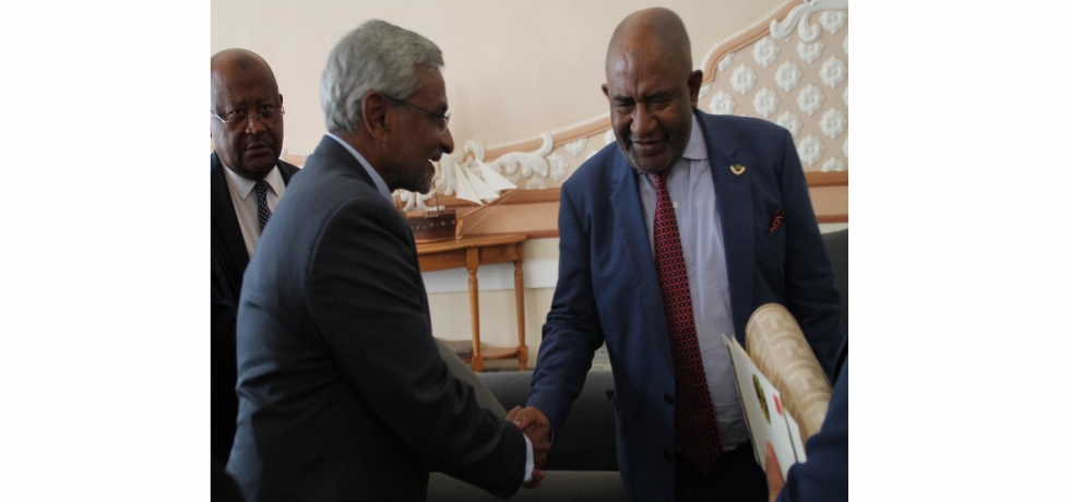 Secretary-ER Shri Dammu Ravi interacted with President of Comros & Chairperson of African Union Dec 2023 (2)